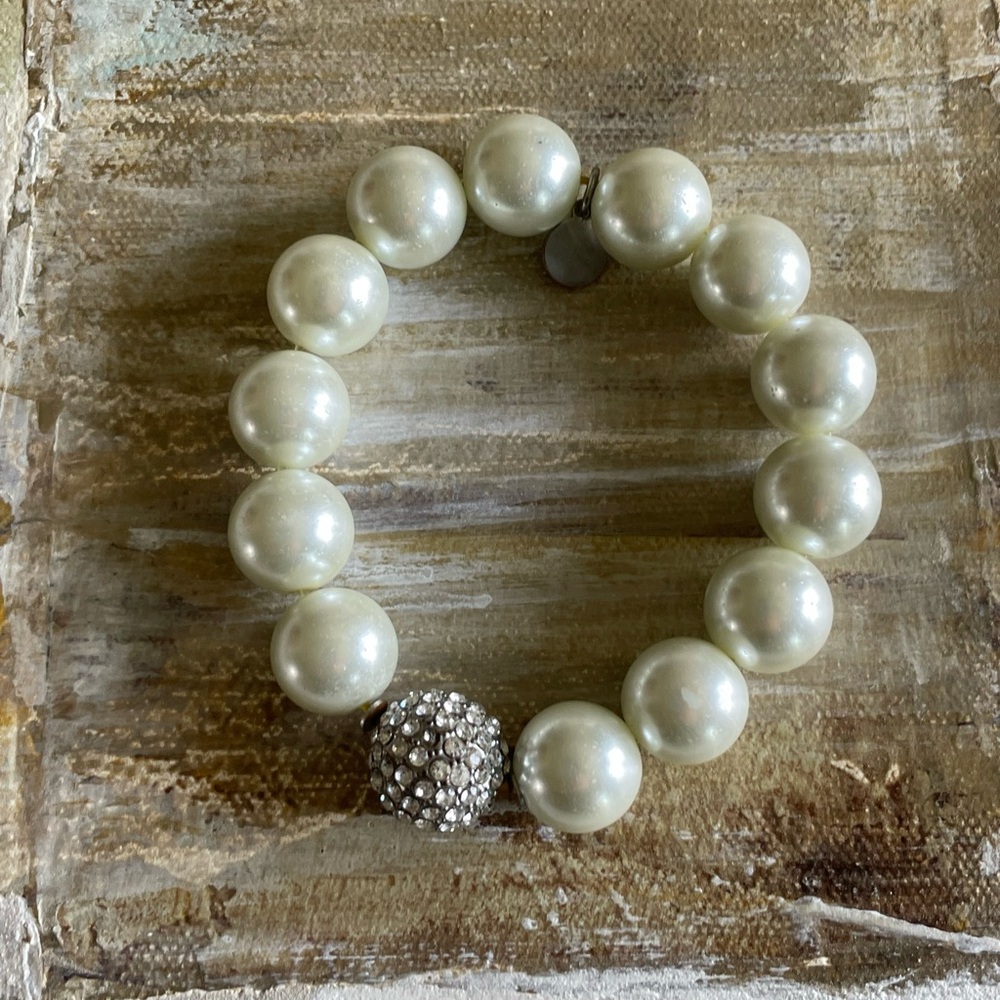 Bracelet with pearl like beads with one bling bead